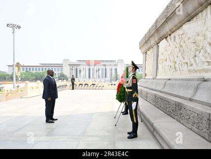 Peking, China. 26. Mai 2023. Der Präsident der Demokratischen Republik Kongo (DR Kongo) Felix-Antoine Tshisekedi Tshilombo legt einen Kranz am Denkmal für die Volkshelden auf dem Tian'anmen-Platz in Peking, der Hauptstadt Chinas, am 26. Mai 2023. Kredit: Shen Hong/Xinhua/Alamy Live News Stockfoto