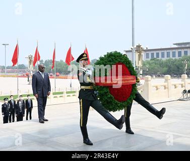 Peking, China. 26. Mai 2023. Der Präsident der Demokratischen Republik Kongo (DR Kongo) Felix-Antoine Tshisekedi Tshilombo legt einen Kranz am Denkmal für die Volkshelden auf dem Tian'anmen-Platz in Peking, der Hauptstadt Chinas, am 26. Mai 2023. Kredit: Shen Hong/Xinhua/Alamy Live News Stockfoto