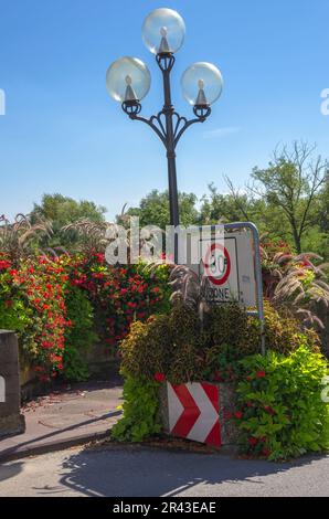 Straßenbeleuchtung und auf 30 km/h-Zone an der Neckarbrücke in der Altstadt von Lauffen am Neckar, Baden-Württemberg, Deutschland, beschränkt. Stockfoto