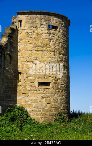 Außenansicht der Burg Ravensburg in Kraichgau bei Sulzfeld, Heilbronn, Baden-Württemberg, Deutschland, Festungsturm und Mauer. Stockfoto