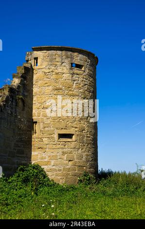 Außenansicht der Burg Ravensburg in Kraichgau bei Sulzfeld, Heilbronn, Baden-Württemberg, Deutschland, Festungsturm und Mauer. Stockfoto