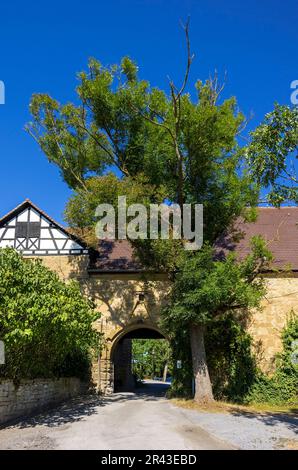 Außenansicht der Burg Ravensburg in Kraichgau bei Sulzfeld, Heilbronn, Baden-Württemberg, Deutschland, Hauptzugang und Schlosstor. Stockfoto