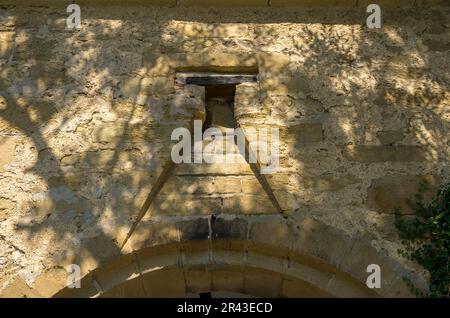 Außenansicht der Burg Ravensburg in Kraichgau bei Sulzfeld, Heilbronn, Baden-Württemberg, Deutschland, Machikolation über dem Haupttor. Stockfoto