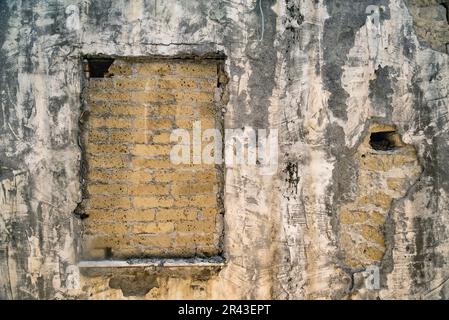 Das Fenster eines alten Gebäudes im historischen Zentrum von Neapel, Italien, ist versteinert Stockfoto