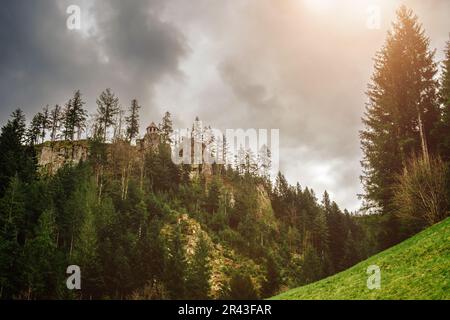 Panoramablick auf die herrliche Bergwelt der Bayerischen Alpen mit Dorf von Berchtesgaden und Watzmann massif im Hintergrund bei Sonnenaufgang, Na Stockfoto
