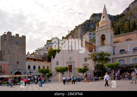 Italien, Italien, Sizilien, Taormina, Stadtzentrum, Piazza unter dem Uhrenturm, Kirche San Giuseppe Stockfoto