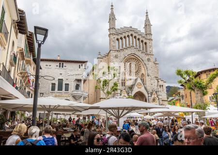 Marktstände auf dem Marktplatz Soller, Fira de la Taronja Orange Festival, Sant Bartomeu de Soller Kirche auf der Rückseite, Mallorca, Balearisch Stockfoto