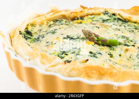 Milano, Italien: Spargelkuchen in einem berühmten Restaurant. Ein echtes Beispiel für gesunde und leckere Speisen Stockfoto