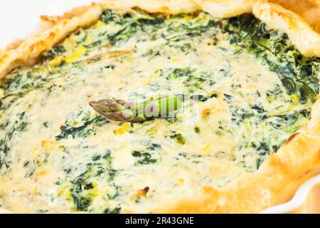 Milano, Italien: Spargelkuchen in einem berühmten Restaurant. Ein echtes Beispiel für gesunde und leckere Speisen Stockfoto