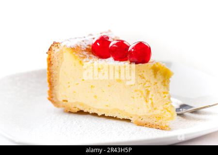 Hausgemachter Käsekuchen mit süßen Kirschen Stockfoto