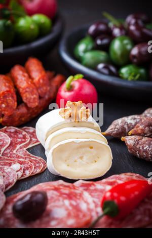 Gastronomie Teller mit Käse und Antipasti Stockfoto