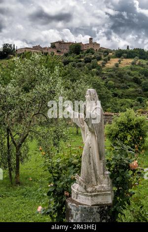 MONTALCINO, TOSKANA/ITALIEN - 20. MAI : Statue auf dem Gelände der Abtei Sant Antimo bei Montalcino Toskana am 20. Mai 2013 Stockfoto