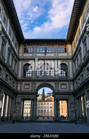 Die Uffizien in Florenz, Italien: Blick auf den engen Innenhof zwischen den beiden Flügeln des Schlosses. Stockfoto