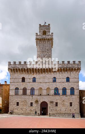 MONTEPULCIANO, TOSKANA, ITALIEN - MAI 17 : Palazzo del Comune in Montepulciano, Toskana am 17. Mai 2013. Nicht identifizierte Personen Stockfoto