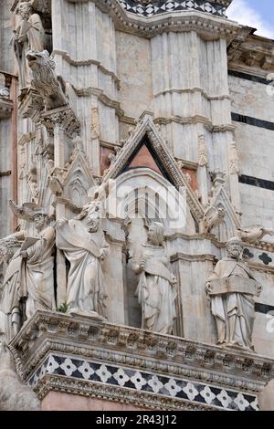 SIENNA, TOSKANA, ITALIEN - MAI 18 : Fassade der Kathedrale in Sienna, Toskana, Italien am 18. Mai 2013 Stockfoto