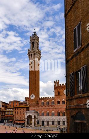 SIENNA, TOSKANA, ITALIEN - MAI 18 : Turm von Mangia in Sienna, Toskana, Italien am 18. Mai 2013. Nicht identifizierte Personen Stockfoto