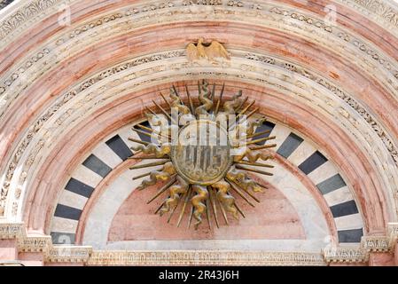 SIENNA, TOSKANA, ITALIEN - MAI 18 : Goldener Schild an der Kathedrale in Sienna, Toskana, Italien am 18. Mai 2013 Stockfoto