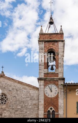 CASTIGLIONE DEL LAGO, PERUGIA VON UMBRIEN, ITALIEN - MAI 20 : Kirche San Francesco Ecke Piazza della Liberta in Castiglione del Lago, Perugia of Stockfoto