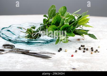 Frische Küchenkräuter in Bündeln, bestehend aus Thymian, Lorbeerblatt, Salbei und Rosmarin Stockfoto