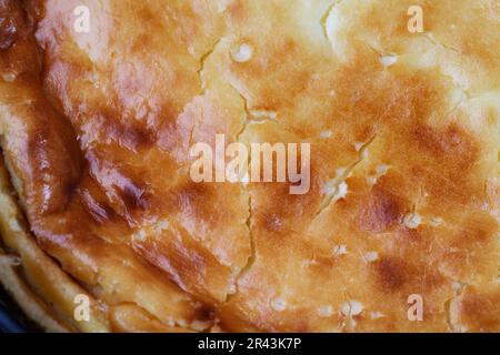 Warmer hausgemachter Käsekuchen, frisch aus dem Ofen Stockfoto