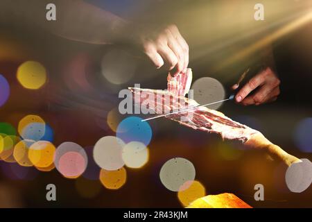 Spanischer íberic-Schinken. Spanischer Jamon und traditionelle Speisen. Trockener spanischer Schinken, Jamon Serrano, Bellota, italienischer Prosciutto Crudo oder Parmaschinken. Stockfoto