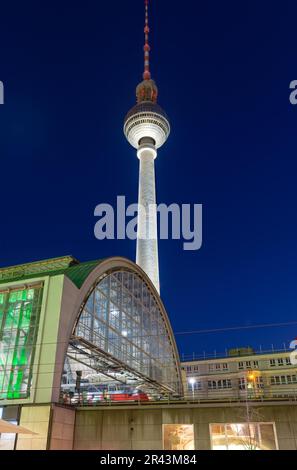 Der Fernsehturm mit Alexanderplatz-Station in Berlin bei Nacht Stockfoto