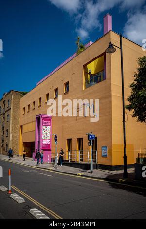 Mode und Textil Museum London - Contemporary Fashion Museum in Bermondsey von Designerin Zandra Rhodes gegründet 2003, Architekten Ricardo Legorreta Stockfoto