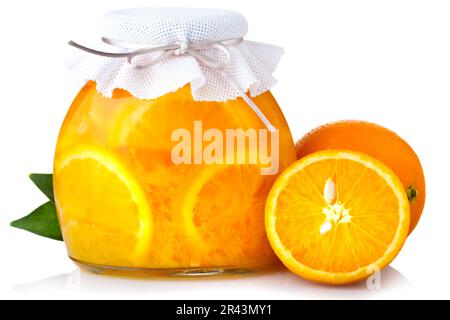 Orangenmarmelade mit reifen Früchten, isoliert auf weiß Stockfoto