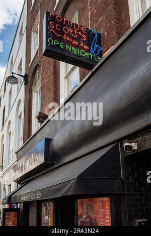 Ronnie Scotts Jazzclub Frith Street, Soho London. Der Club wurde 1959 von dem Jazzsaxophonisten Ronnie Scott eröffnet. Ronnie Scotts Jazz Club Soho London Stockfoto