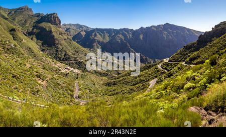 Die TF-436 Road schlängelt sich durch die Teneriffa Teno Mountains, die geschwungenen Kurven bieten eine abenteuerliche Reise durch das Masca-Tal, während PR Stockfoto