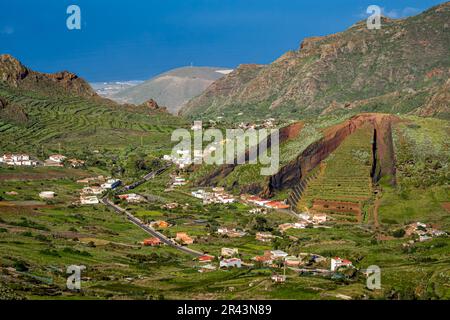 Der Vulkan Montana de el Palmar und ehemaliger Steinbruch, eingebettet im Palmartal inmitten von terrassenförmigen landwirtschaftlichen Feldern, mit Panoramablick auf Buenavist Stockfoto