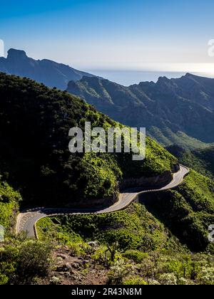 TF-436 Mountain Road, wo jede Kurve einen neuen blick auf Teneriffas Berge von Teneriffa bietet, eine Mischung aus Schönheit der Natur und eine Einladung zu Roadtrips Stockfoto