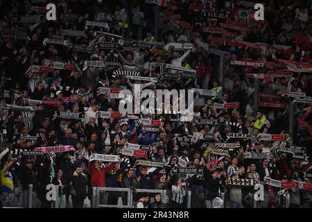 Fans von Juventus während des Halbfinalspiels der UEFA Europa League zwischen Juventus und dem FC Sevilla im Juventus Stadium am 11. Mai 2023 in Stockfoto