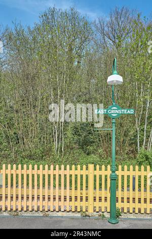 Bahnsteig der Bluebell Dampfeisenbahn am Bahnhof East Grinstead, Sussex, England Stockfoto