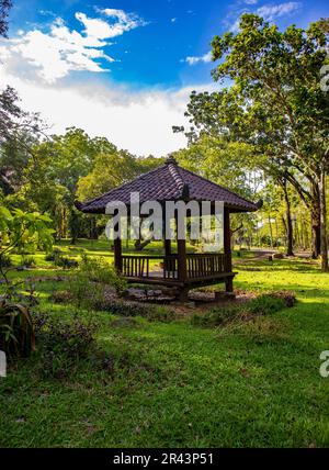 Kleine Pavillons um den Garten herum, damit die Leute sich ausruhen können Stockfoto
