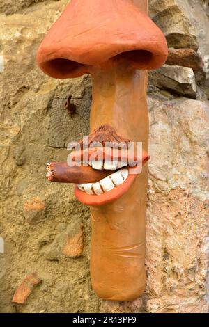 Italien, Italien, Sizilien, Taormina, rauchender Mann mit Zigarre als Kunstwerk an der Wand Stockfoto