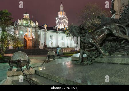 Metropolitanische Kathedrale und Denkmal der Helden der Unabhängigkeit (1809) bei Nacht, Quito, Provinz Pichincha, Ecuador, UNESCO-Weltkulturerbe Stockfoto