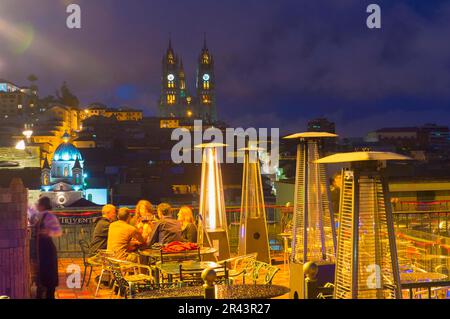 Menschen auf einer Terrasse vor der Basilika des Nationalen Gelübdes bei Nacht, Quito, Provinz Pichincha, Ecuador, UNESCO-Weltkulturerbe Stockfoto