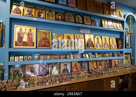 Zu verkaufende Ikonen, Serbisch-orthodoxes Kloster Ostrog, Provinz Danilovgrad, Montenegro Stockfoto