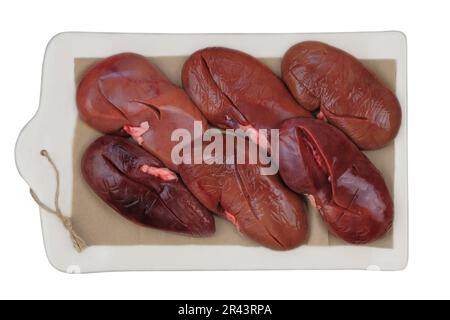 Rohe Schweinenieren in Brettern, isoliert auf weißem Hintergrund. Rohes Fleisch. Draufsicht. Stockfoto