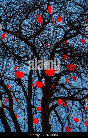 Baum mit roten leuchtenden Herzen, Weihnachtsdekoration, im Tivoli Vergnügungspark, Stadtzentrum, Kopenhagen, Hovedstaden Region, Dänemark Stockfoto