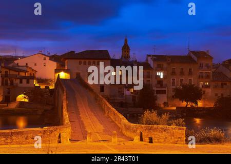 Puente la Reina, Gares, mittelalterliche Brücke, Fluss Arga, Camino de Santiago, Pilgerweg, Weg des Heiligen James, Navarra, Spanien Stockfoto