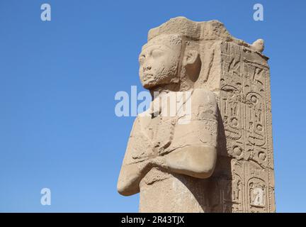 Alte ägyptische Statuen im Tempel von Karnak, Luxor, Ägypten Stockfoto