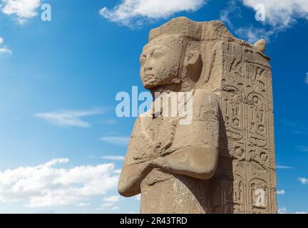 Alte ägyptische Statuen im Tempel von Karnak, Luxor, Ägypten Stockfoto