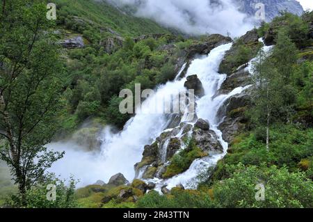 Kleivafossen Waterfall, Briksdalen, Norwegen Stockfoto