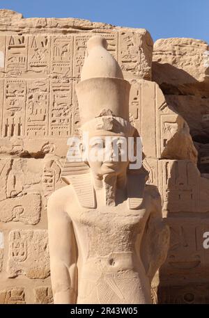 Alte ägyptische Statuen im Tempel von Karnak, Luxor, Ägypten Stockfoto