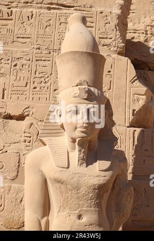 Alte ägyptische Statuen im Tempel von Karnak, Luxor, Ägypten Stockfoto