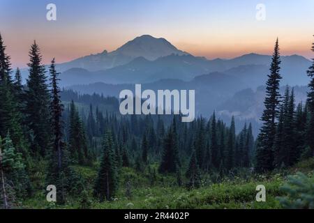 Ein Hazy Mount Rainier in der Dämmerung vom Naches Peak Stockfoto