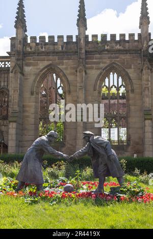 Liverpool, vereinigtes Königreich 16. Mai 2023 die Skulptur All Together Now von Andy Edwards vor der bombardierten Kirche St. John's in Liverpool Stockfoto