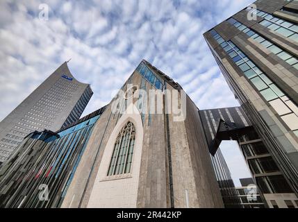 City-Hochhaus mit dem neuen Augusteum und Paulinum - Versammlungshalle und Universitätskirche St. Pauli, Haupthochhaus der Universität Stockfoto